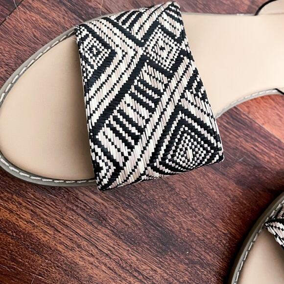 Old Navy Peep Toe Flat Sandals - Picture 2 of 5